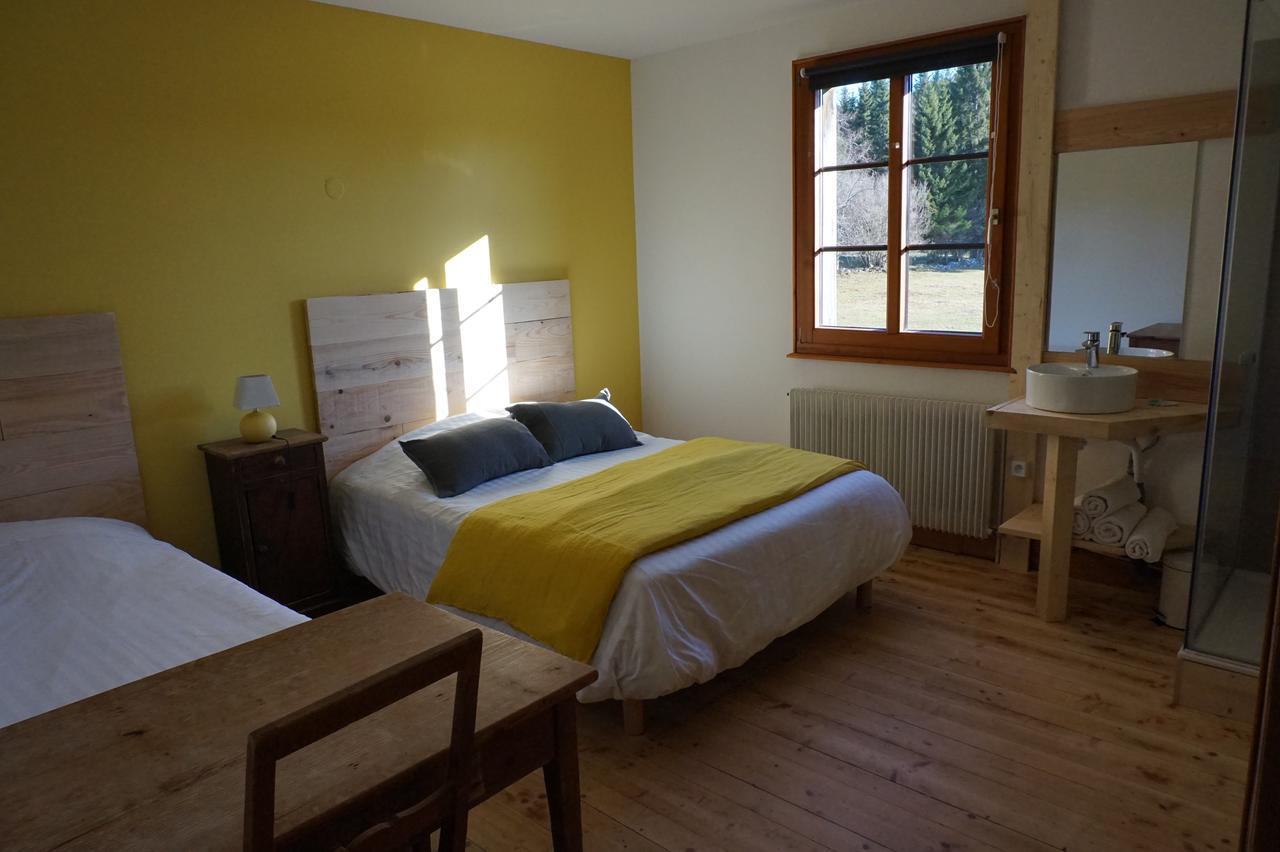 Auberge De La Perdrix Hauterive-la-Fresse Екстериор снимка